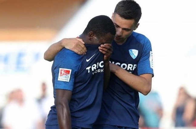 Racismo en el fútbol: un futbolista inglés abandonó un partido por insultos xenófobos