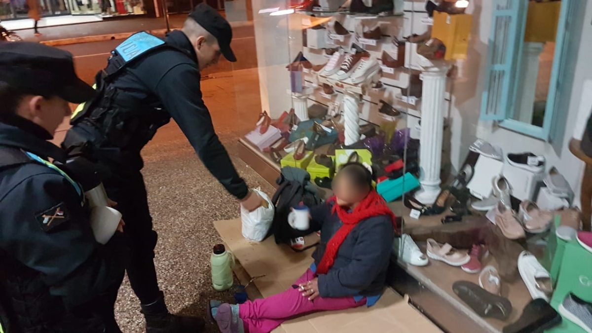 Cadetes de la Policía sirvieron café a personas en situación de calle y a quienes hacían filas para trámites