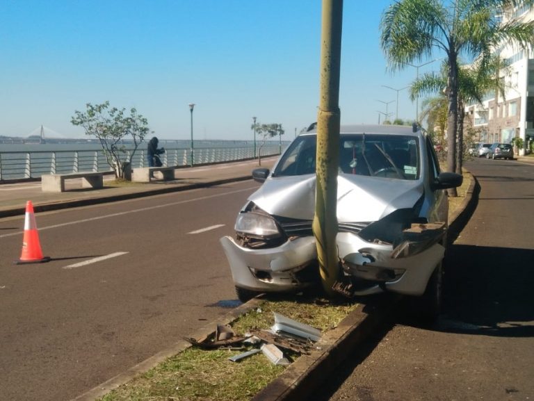 Costanera de Posadas: un vehículo chocó contra un alumbrado público
