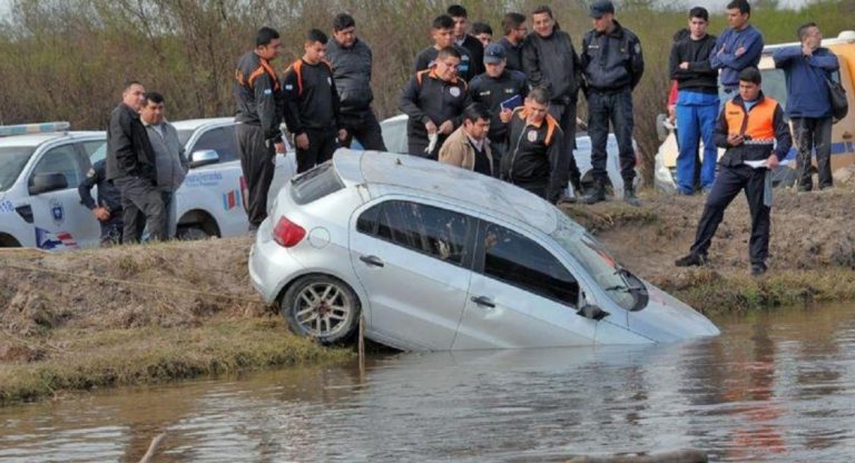 Santiago del Estero: cayó con el auto a un canal, se fue a dormir y su acompañante murió ahogado