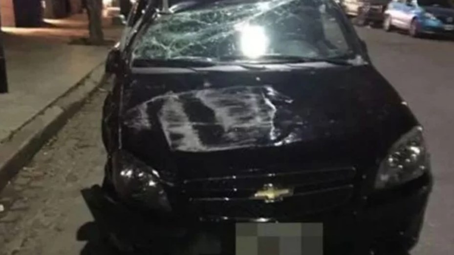 Efecto eclipse: una mujer se mareó, chocó con otro auto y volcó