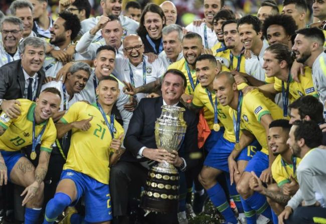 Jair Bolsonaro levantó la copa con todo Brasil