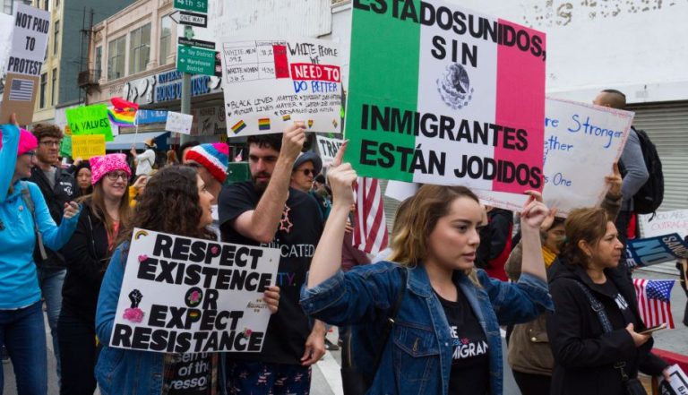 Estados Unidos: miles de personas protestan en rechazo a las redadas contra inmigrantes