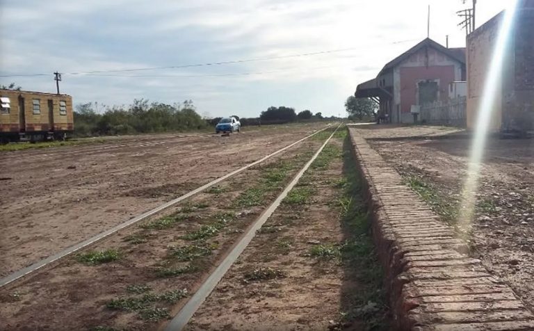 Chaco: un joven discapacitado dormía en las vías y el tren se detuvo a tiempo para no arrollarlo