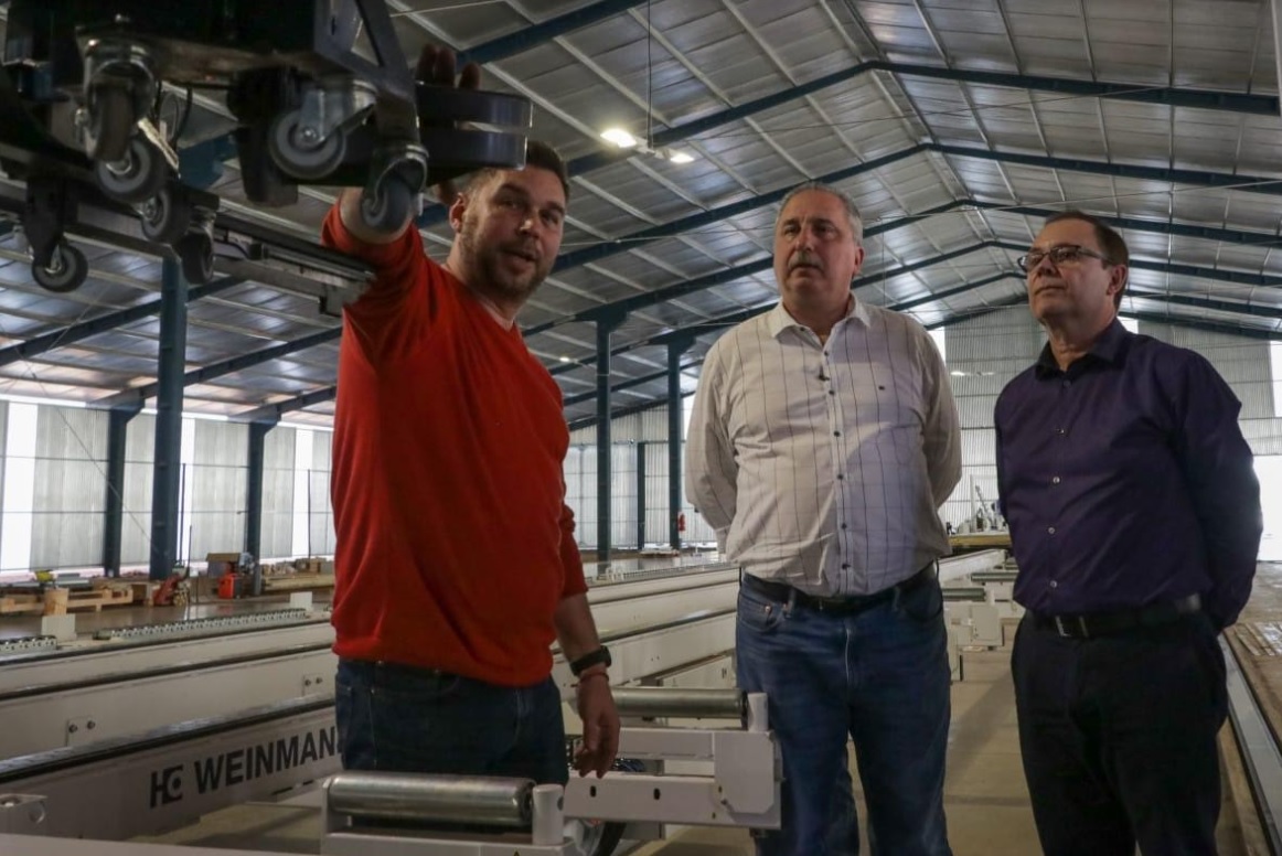 El Gobernador recorrió la fábrica de casas de madera en el Parque Industrial Posadas