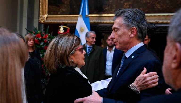 Macri, ex funcionarios y amigos despidieron a De la Rúa en el Congreso