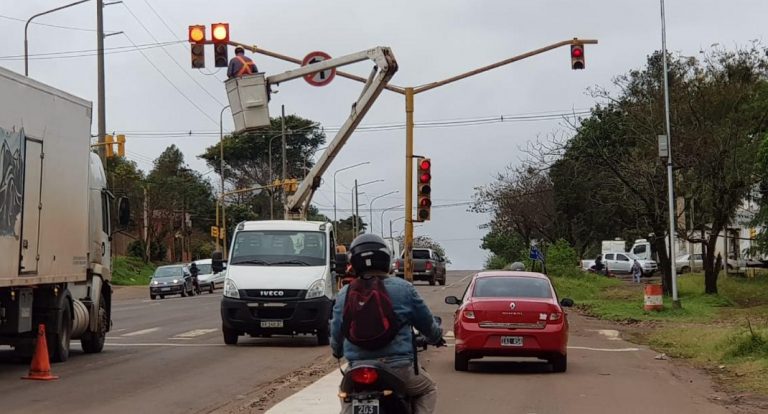 Continúan los trabajos de modernización de semáforos en Posadas