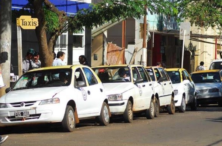 Llevan a cabo operativos de control de documentación y estado vehicular de taxis en Posadas