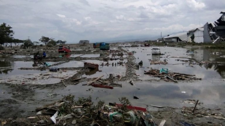 Alerta de tsunami tras un sismo de 6.9 grados frente a las costas de Indonesia