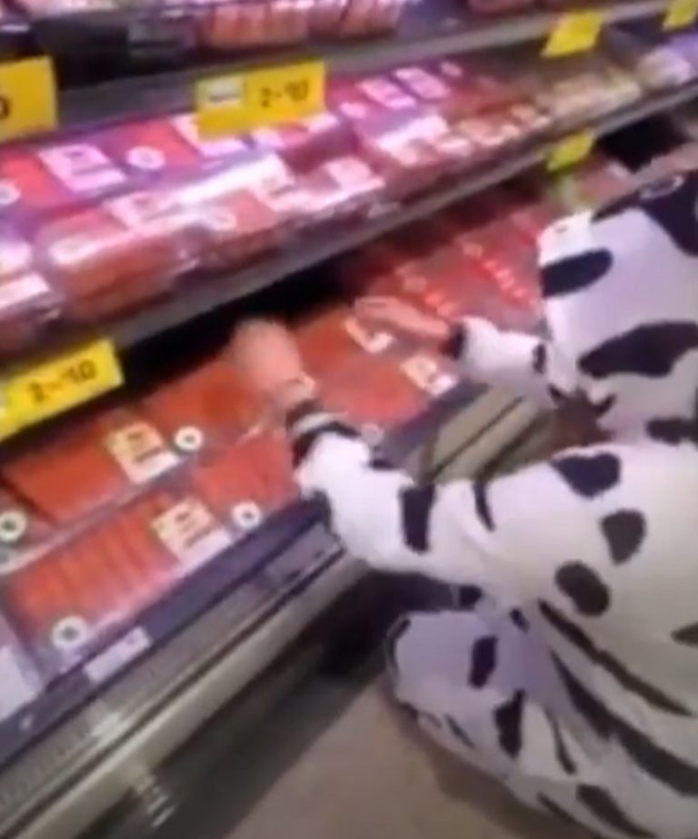 Una vegana se vistió de vaca, fue a un super y se puso a llorar frente a la góndola de la carne