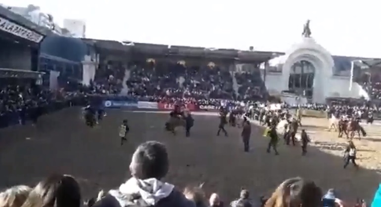 Veganos irrumpieron en La Rural y los gauchos los corrieron con caballos y a rebencazos