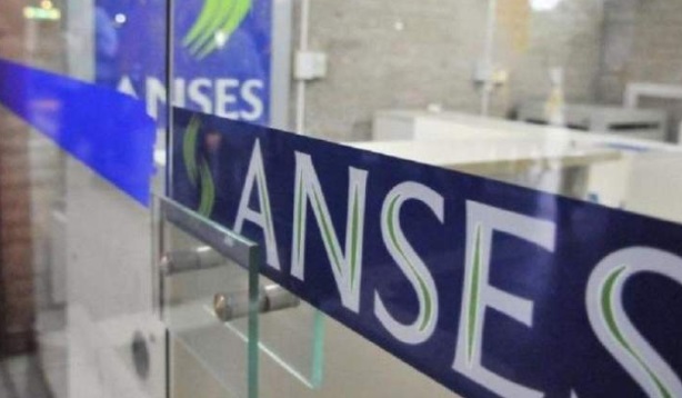 El Gobierno estudia pagar un bono a jubilados y anticipar el aumento de haberes de diciembre