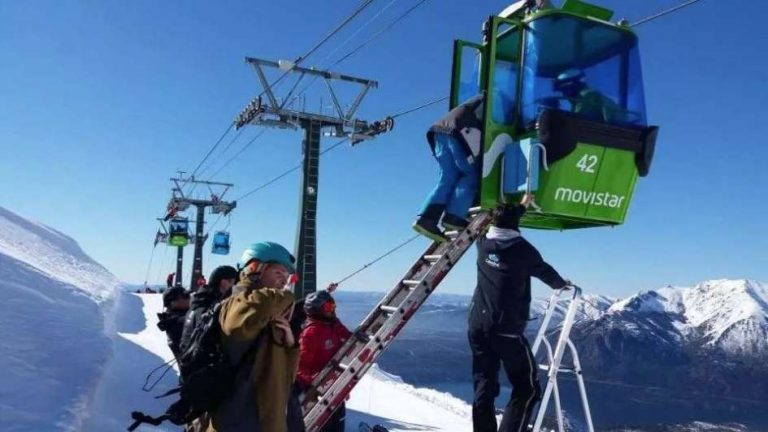 Bariloche: rescataron a unas 200 personas que quedaron atrapadas en una telecabina