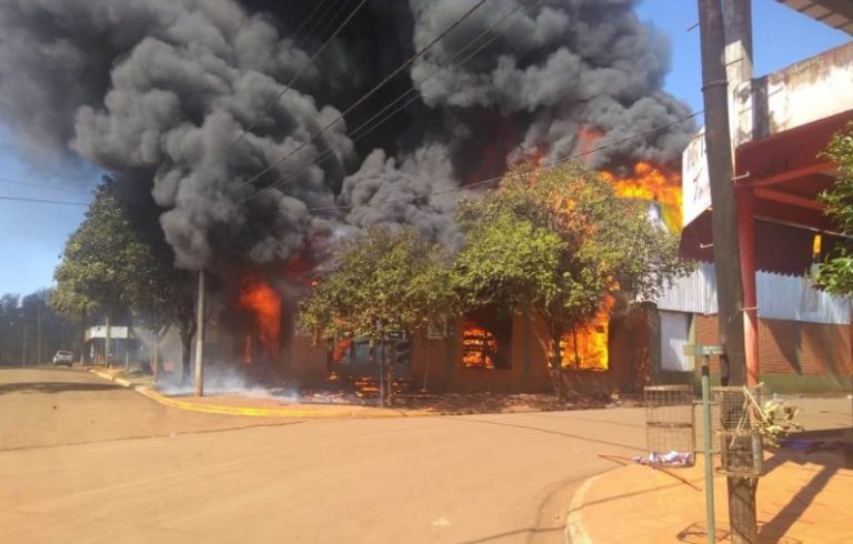 Incendio consumió por completo una ferretería en Garuhapé