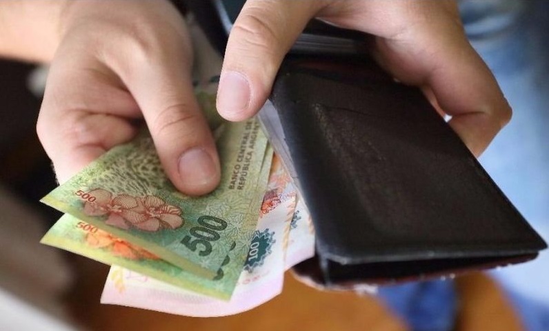 Los salarios aumentaron un 2% en junio, según el Indec