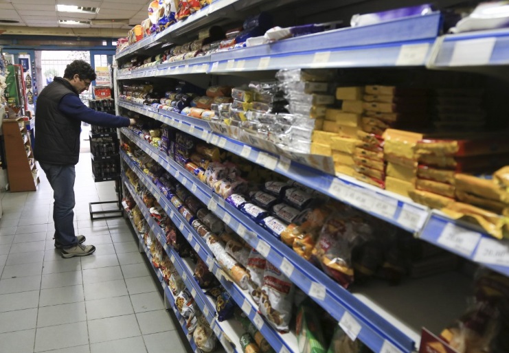 Las ventas en supermercados y shoppings se desplomaron un 13,2% en junio y acumulan 12 meses de baja