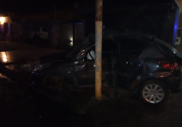 Posadas: tres jóvenes heridos tras despistar y colisionar con un auto sobre avenida San Martín