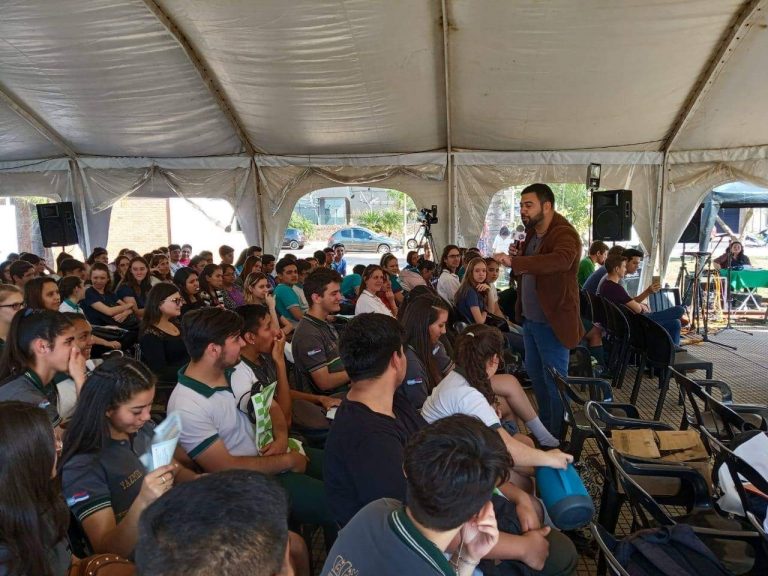 Expo Universitaria: el doctor Julio Pereyra brindó una charla motivacional para estudiantes