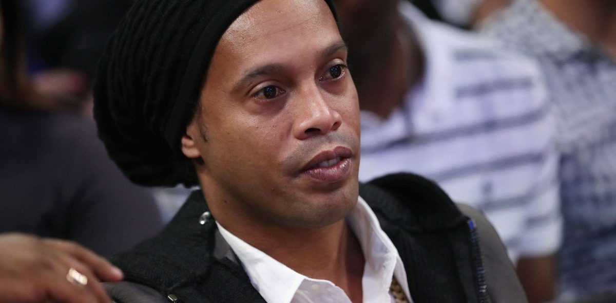 Ronaldinho, complicado: debe casi 3 millones de dólares y no puede salir de Brasil