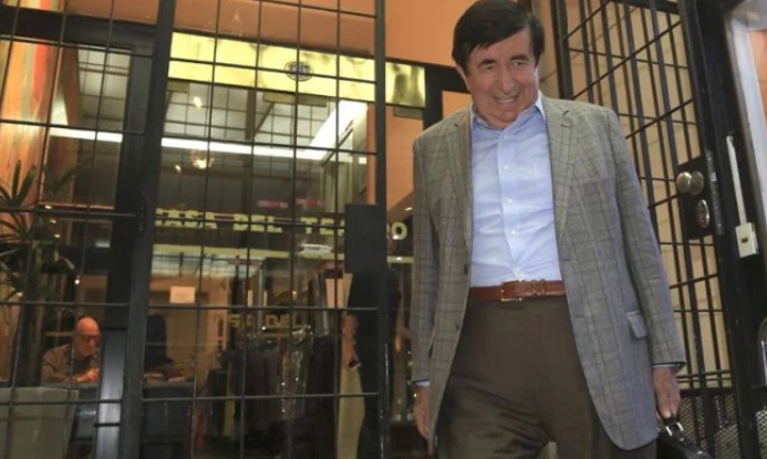 Muy cuestionado, Durán Barba dejó el país