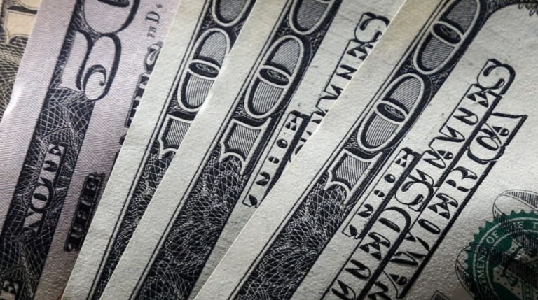 En operaciones online, el dólar se dispara hasta 6% y ya se vende a más de $49