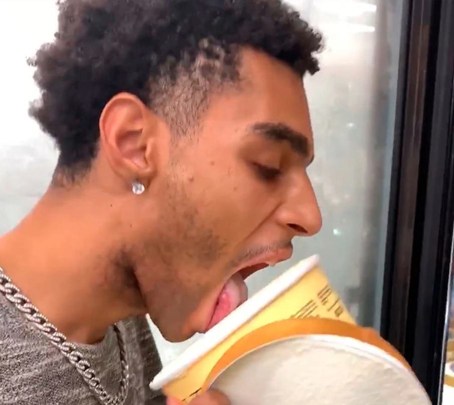 Le salió mal el chiste: lamió un bote de helado en un supermercado y ahora podría ir a la cárcel