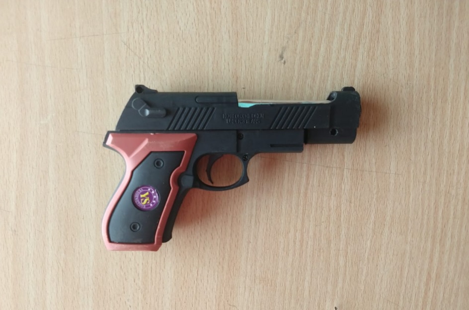 Salió con un arma de juguete y amenazó a vecinos: cayó detenido