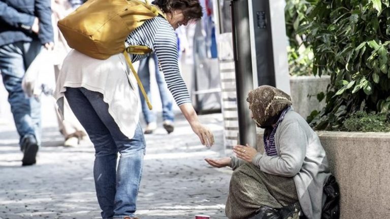 En una ciudad sueca los sin techo deberán pagar una licencia para mendigar en la calle