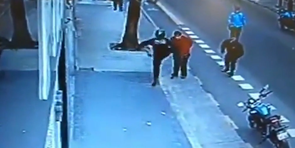 Obstaculizaba el tránsito, un policía le pegó una patada en el pecho y el hombre murió