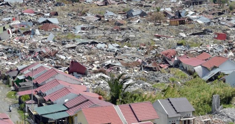 Terremoto de 6,9 grados en Indonesia: hay alerta de tsunami con olas de hasta tres metros
