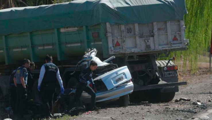 Mendoza: choque entre un automóvil y un camión dejó 5 muertos