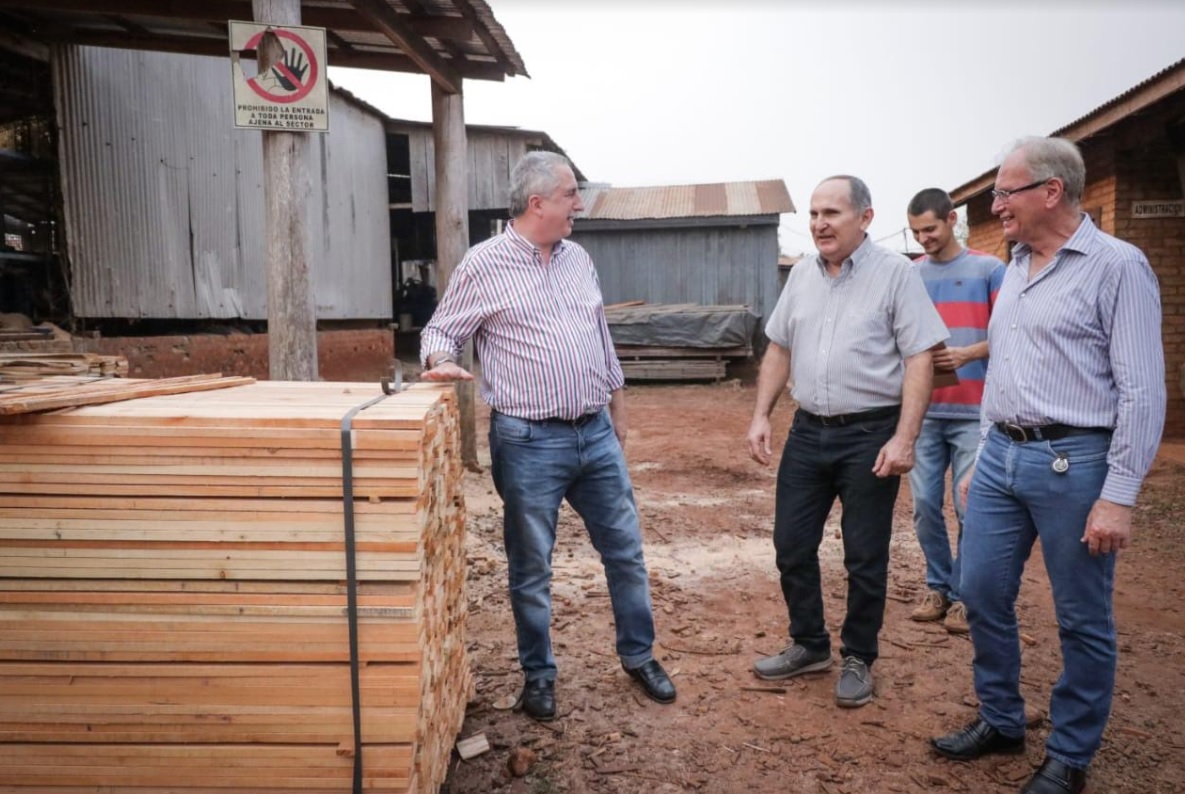 Comandante Andresito: Passalacqua visitó un aserradero benificiado por el Fondo de Crédito de Misiones