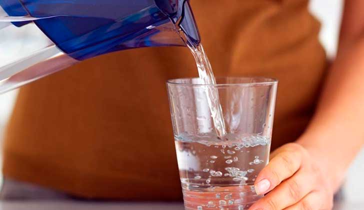 La mayoría de los argentinos no toma los 2 litros de agua recomendados por día 