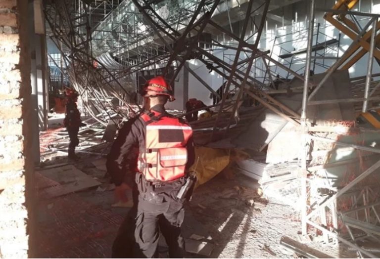Tragedia en Ezeiza: un muerto y siete heridos por el derrumbe de una obra en construcción