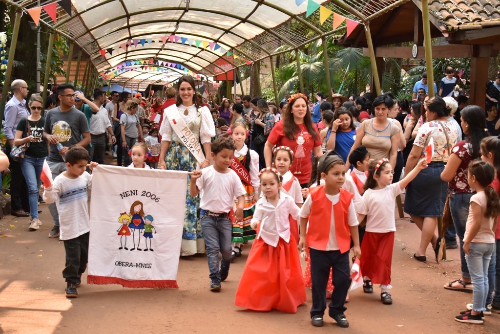 Los jardines de infantes desfilaron con las colectividades en Oberá
