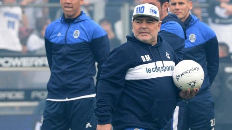 Diego Maradona, tras dirigir su primera práctica: "Sabemos lo que nos jugamos"