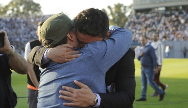 El emotivo abrazo entre Maradona y Gallardo: "Te quiero hermano"
