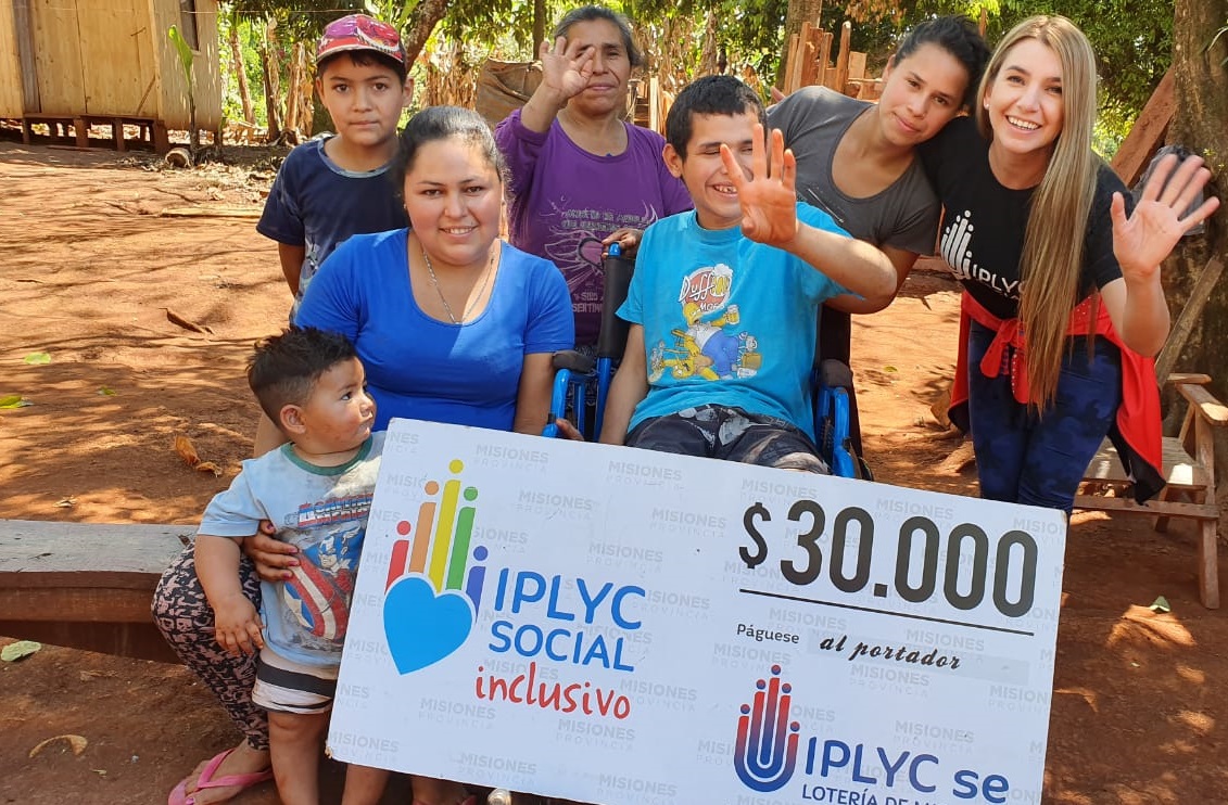 Colonia Oasis: con el cheque de Iplyc Inclusivo harán el piso de su casa