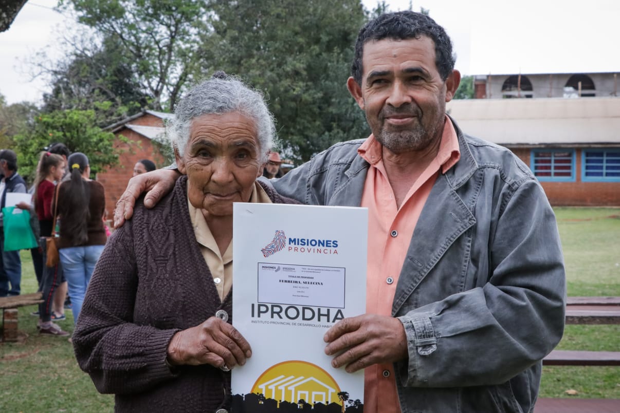 Pozo Azul: entregaron 86 títulos de propiedad a vecinos de distintos municipios de la Provincia