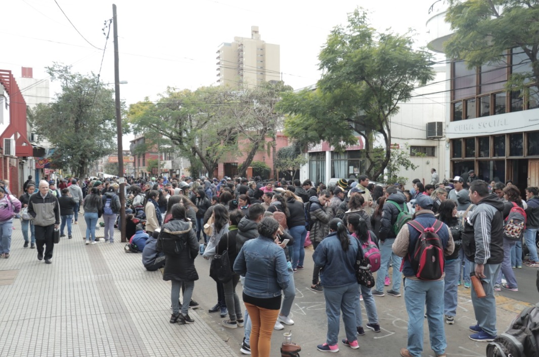 "Barrios de Pie" se manifiesta frente a Desarrollo Social de la Nación en Posadas: piden la emergencia alimentaria