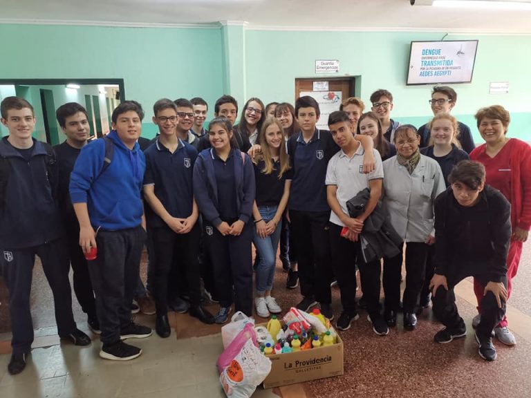 Estudiantes de Puerto Rico donaron artículos de limpieza al Hospital