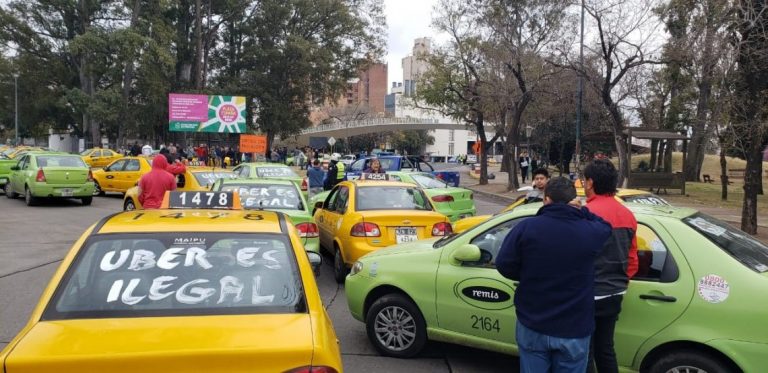 Uber comenzó a funcionar en Córdoba en medio de protestas de taxistas