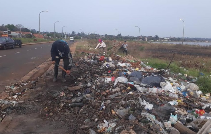 Vialidad colabora con la limpieza en el barrio Miguel Lanús de Posadas