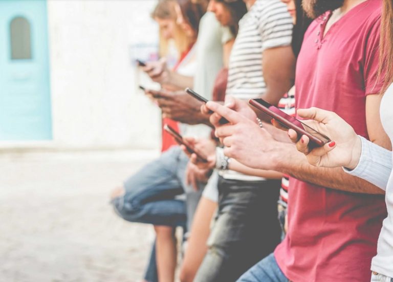 Salud mental: aseguran que el uso de los celulares no genera problemas en los jóvenes