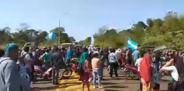 Corte de ruta en Iguazú: manifestantes agredieron a turistas cuando intentaban pasar el piquete