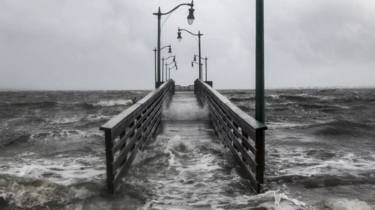 El huracán Dorian azota la costa este de Florida tras dejar siete muertos en Bahamas