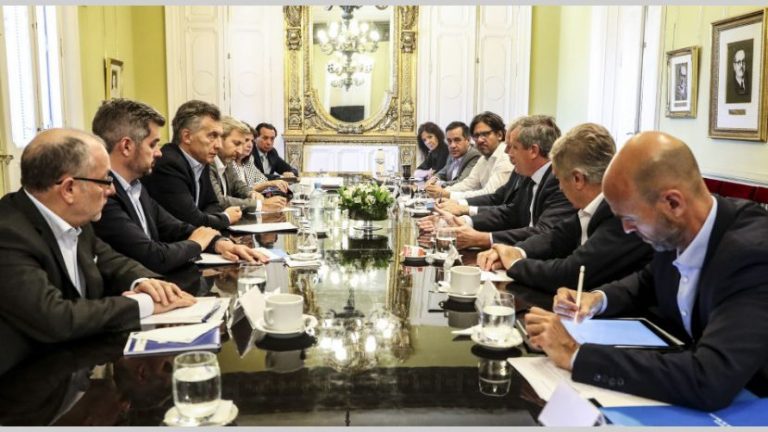 Macri se reúne con su Gabinete y recibe a productores
