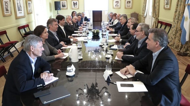 Macri encabeza una reunión de Gabinete y entrega los premios Maestros Argentinos