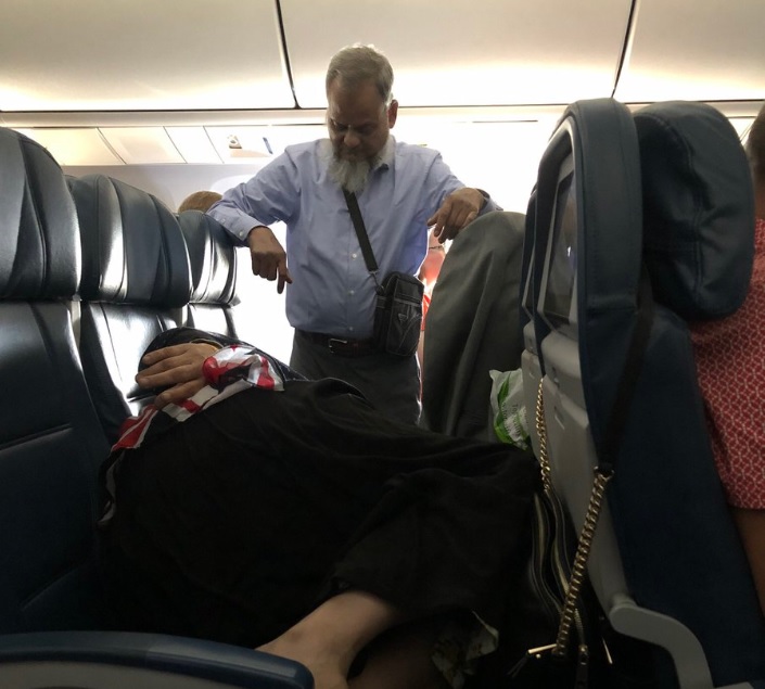 Un hombre viajó parado 6 horas para que su esposa pudiera dormir en el avión