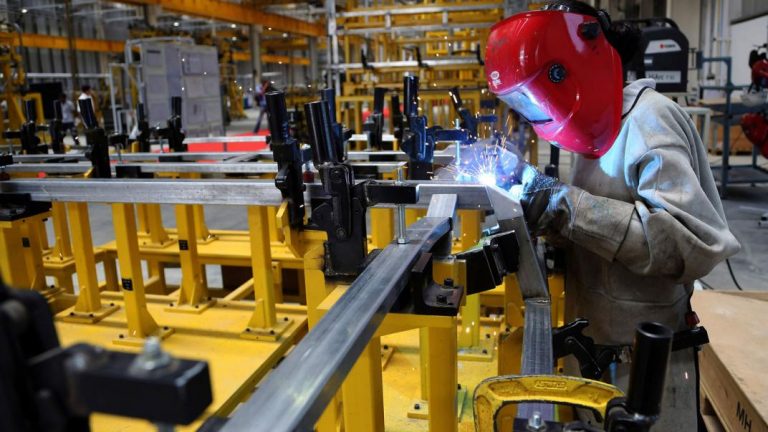 Economía: la producción industrial cayó más del 6% en julio